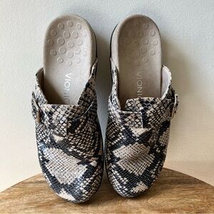 Vionic | Rest Calgary Mule Natural Snake Pattern